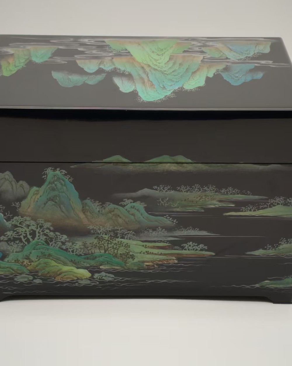 Lacquer urn with painted mineral-pigment landscape in greens and gold